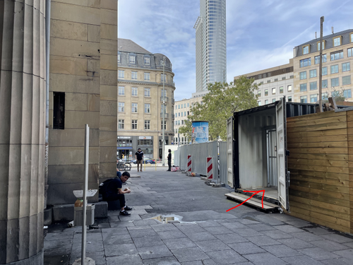 Der abgesperrte Ausgang, der über den Vorplatz Richtung Düsseldorfer Straße führt