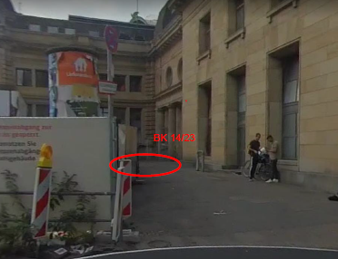 Vor dem Bahnhofsgebäude ist ein Bohrpunkt markiert