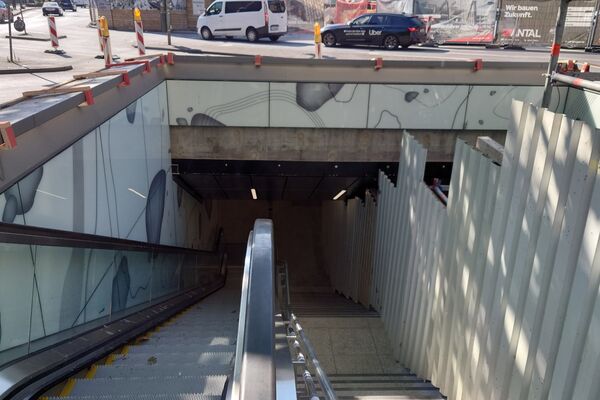 Bild mit Fahrtreppe und Gehtreppe in der Poststraße