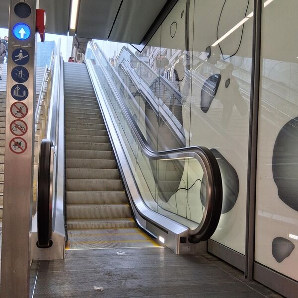Eine neue Rolltreppe am Hauptbahnhof Frankfurt