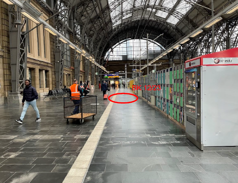 In der Bahnhofshalle ist ein Bohrpunkt markiert
