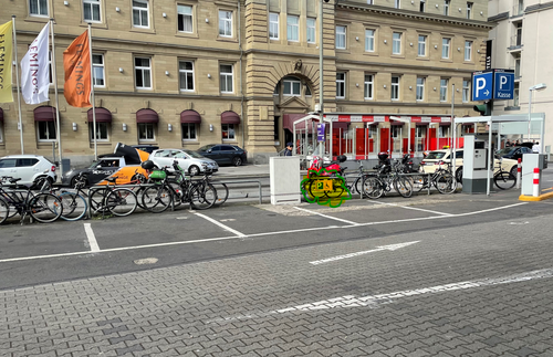 Der Kurzzeitparkplatz auf der Südseite vor dem Bahnhofsgebäude
