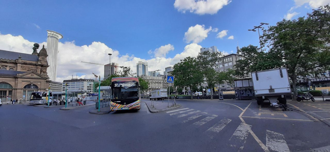 Bushaltestellen neben dem Bahnhofsgebäude