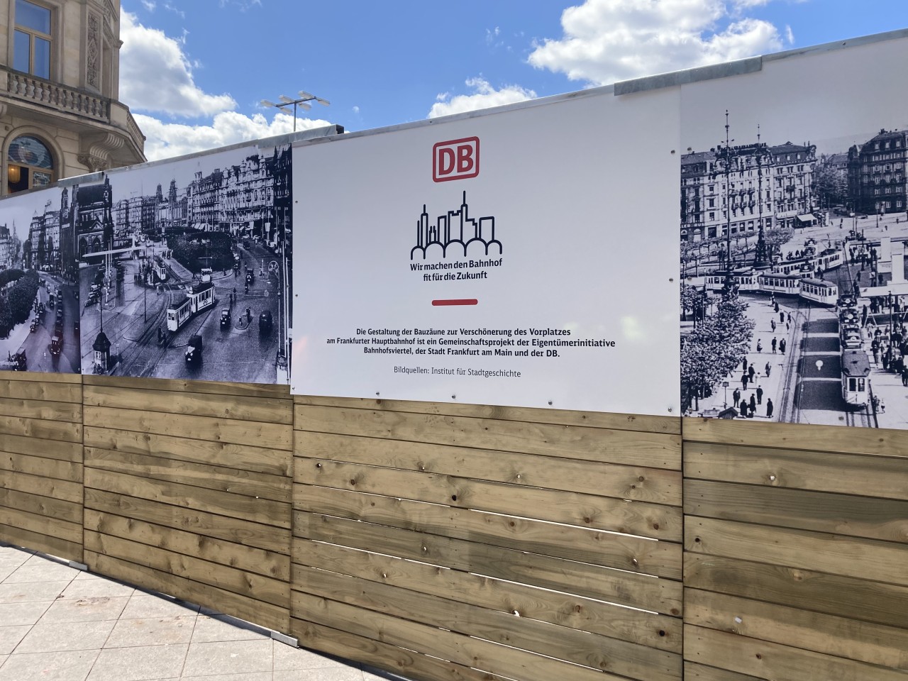 Auf dem Bauzaun sind historische Fotos von Frankfurt angebracht