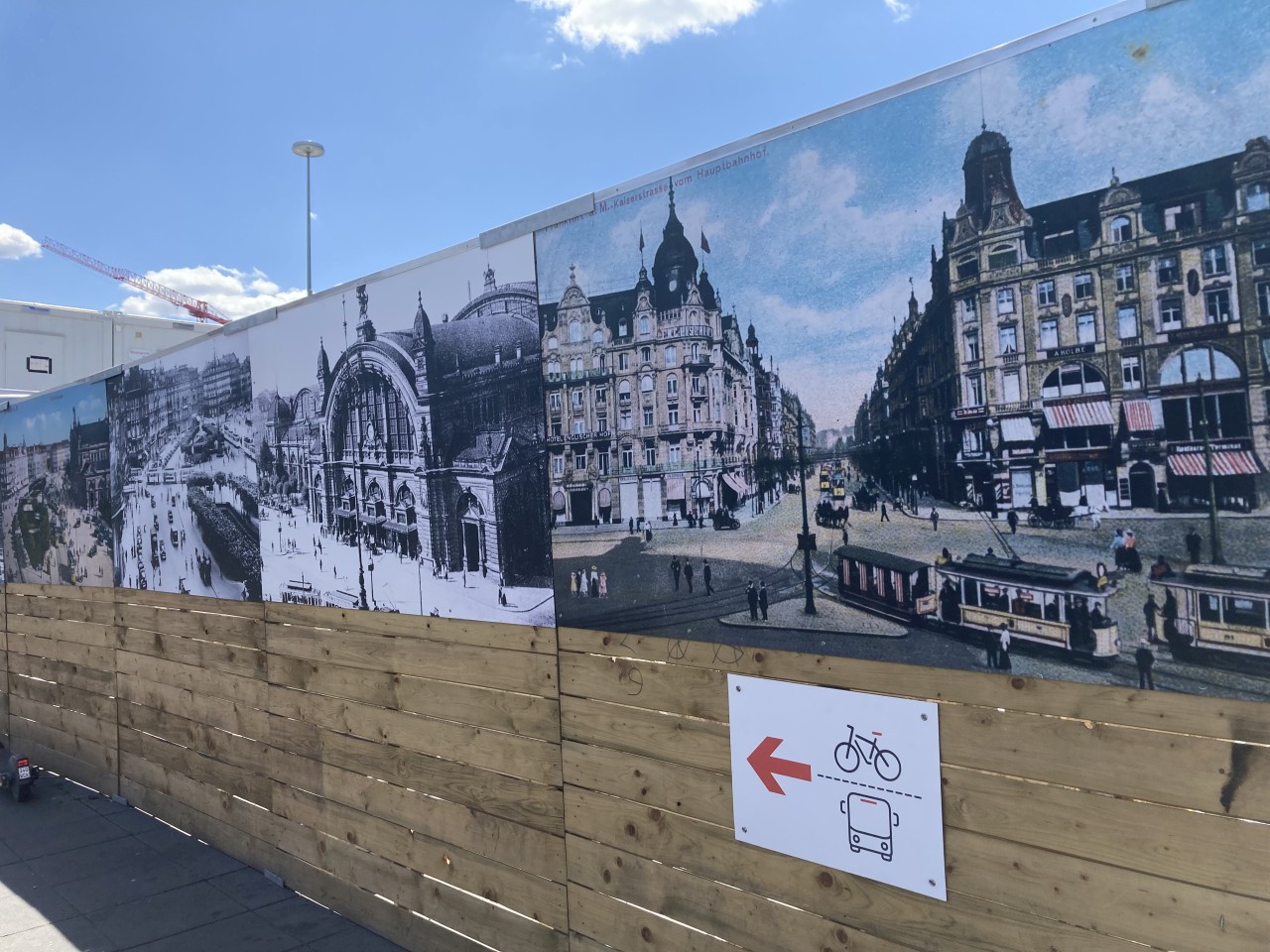 Auf dem Bauzaun sind historische Fotos von Frankfurt, sowie Info-Schilder angebracht